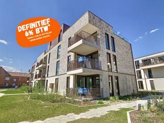 <p><span>Kom deze penthouse bekijken op Blauwe Zaterdag, de kijkdag van Immo Diest.<br />Za 6/12 tussen 13u-15u. Ben je graag zeker van een plaatsje? Bel Immo Diest: 013 31 25 22. </span></p><p><span> </span></p><p><span>Appartementen zijn BEN appartementen E-peil 14 (=zeer energiezuinig, Bijna Energie Neutraal!)</span></p><p><span>Ontdek ZuiderZand,  wonen in een oase van groen.</span></p><p><span>Penthouse H3.4</span><span> is gelegen op de derde verdieping en heeft zicht op zowel de voortuin als de binnentuin.</span></p><p><span>Het terras van 43m² is zuidoost gericht.</span></p><p><span>De penthouse heeft 3 slaapkamers, 2 badkamers, 2 aparte toiletten en  een ZEER ruime leefruimte met een lengte van 10,27meter voorzien van een heel groot schuifraam dat uitgeeft op het terras.</span></p><p><span>Uniek aan deze penthouse is dat ze quasi volledig vrij staat en de lift uitkomt in het appartement!!</span></p><p><span>Interesse in deze prachtige &amp; unieke penthouse: bel 013/31.25.22</span></p><p><span>Voor deze penthouse zijn er </span><span>3 OPTIES</span><span> mogelijk:</span></p><p><span>1. Verkopen volgens de plannen zoals heden uitgevoerd</span></p><p><span>2. Verkopen volgens de variantie verkoopplannen</span></p><p><span>3. Verkopen volgens de plannen waarbij er 4 slaapkamers mogelijk zijn </span></p><p><span> </span></p><p><span>Het project Zuiderzand:</span></p><p><span>Privacy &amp; rust</span></p><p><span>Immodiest verkoopt met trots 46 units in Tessenderlo verdeeld over 2 gebouwen. </span></p><p><span>De L-vorm van deze twee gebouwen zorgt voor zuurstof en een speelse indeling. </span></p><p><span>Het project is ingesloten door de Hulsterweg en de Zandstraat. Je bent dus 100% zeker van privacy en rust. </span></p><p><span> </span></p><p><span>Een kleine oase in de straat</span></p><p><span>De landschapsarchitect voorziet de parktuin van hoogstammige bomen en wadi’s rond het project en laagstammige struiken en bomen in het binnengebied. </span></p><p><span>De groene rand zorgt voor privacy en de gezellige tuinpaden nodigen uit tot een wandelingetje. Één ding is zeker: dit wordt dé groene oase van de straat.</span></p><p><span> </span></p><p><span>Doordacht ontworpen</span></p><p><span>Maandenlang studiewerk: zo zorgen we voor een gebouw op maat van elke bewoner, met alle comfort.</span></p><p><span> </span></p><p><span>Nauwkeurig gebouwd</span></p><p><span>Onze zorgvuldig uitgekozen aannemers bouwen volgens de traditionele, tijdbestendige en duurzame methoden.</span></p><p><span> </span></p><p><span>Betaalbaar opgeleverd</span></p><p><span> </span></p><p><span>Graag meer informatie, maak nu je afspraak voor een presentatie &amp; bel 013/31.25.22 </span></p><p><span>Wij helpen je graag verder.</span></p><p><span> </span></p><p><span>ZuiderZand is </span><span>een ontwikkeling van Veraltis</span></p><p><span> </span></p>