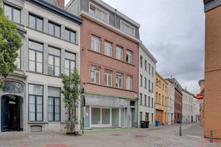 This commercial ground floor is located in an excellent location at Leguit in downtown Antwerp. The location is central and with...