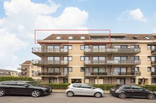 <p>Deze moderne penthouse in een recent gebouw (2004) is gelegen in een residentiële wijk in Anderlecht en biedt een bewoonbare oppervlakte van maar liefst 144m². De lichtrijke woonkamer van 34m² sluit perfect aan op de eetkamer (20 m²) en de moderne halfopen keuken (11 m²), volledig uitgerust met kwalitatieve toestellen. Deze leefruimtes bieden toegang tot het zuidwestgerichte terras. Verder beschikt u over 3 slaapkamers (20m², 13m² en 9m² + mogelijkheid tot een 4e slaapkamer van 8m²) waarvan 1 met balkon, ideaal voor een rustige ochtendkoffie. De penthouse telt ook een apart toilet en een ruime berging/wasplaats. De badkamer is voorzien van een wc, dubbele wastafel, douche en ligbad. Drie afgesloten garages beschikbaar, optioneel aan te kopen voor €35.000/garage – een unicum in de buurt! Het appartement is uitstekend gelegen, vlakbij openbaar vervoer, Vijverspark én met vlotte verbindingen naar het centrum van Brussel. EPC: E.</p>
<span></span>
<p></p>