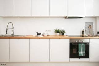 Een bezoekmoment aanvragen kan via onze website: https://vicusvastgoed.be/nl/te-huur .<br />Ga naar het respectievelijke pand en klik op ‘bezoek aanvragen’.<br />Na het invullen van ‘mijn huurprofiel’ koppelen wij spoedig terug.<br /><br />Niet bellen!<br />COHOUSING is mogelijk!<br /><br />Sommige van weergegeven foto's zijn referentiefoto's. <br /><br />Aan het UZ Gent met uitermate centrale ligging staat deze statige woning te huur: nabij faculteiten van Universiteit, openbaar vervoer (trein, bus, tram) alsook een vlotte verbinding met invalswegen. <br /><br />Op de gelijkvloerse verdieping is er een ruime driedubbele woonkamer met groot schuifraam die voor een optimale lichtinval zorgt. <br />De keuken is volledig uitgerust met kwaliteit toestellen van het merk Siemens: vaatwasmachine, oven, inductiekookplaat en aansluiting wasmachine. <br /><br />Op de eerste verdieping bevindt zich volledig geëquipeerde badkamer met bubbelbad, regendouche alsook dubbel wasmeubel. Het toilet in afzonderlijke ruimte en de eerste slaapkamer. <br /><br />De bovenste verdieping beschikt over de overige 2 slaapkamers, waarbij er een slaapkamer een mezzanine ruimte heeft. Alle ruimtes werden voorzien van ingemaakte LED spots, alsook UTP &amp; COAX aansluitingen.<br /><br />Het pand bevat een terras/tuin.<br /><br />EPC B