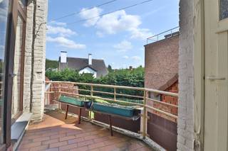 <p><span>Te Renoveren appartement met Terras</span></p><p><span>Dit te renoveren appartement op de </span><span>bovenste verdieping</span><span> van een </span><span>kleinschalige residentie</span><span> aan de Aalbeeksesteenweg biedt alle vrijheid om er jouw eigen plek van te maken!</span></p><p><span>Het appartement ligt op de </span><span>tweede verdieping</span><span> en geniet van veel lichtinval en rust. De huidige indeling omvat een leefruimte, keuken, </span><span>1 ruime slaapkamer</span><span>, badkamer en een </span><span>terras</span><span> aan de achterzijde.</span></p><p><span>Dankzij de gunstige indeling is er </span><span>mogelijkheid om een tweede slaapkamer te creëren</span><span>. Een ideale kans voor wie zelf wil verbouwen of investeren in vastgoed met toekomst.</span></p><p><span>Troeven:</span></p><p><span>Te renoveren volledig naar eigen smaak in te richten</span></p><p><span>Mogelijkheid tot 2 slaapkamers</span></p><p><span>Terras aan de achterzijde</span></p><p><span>Kleinschalige residentie</span></p><p><span>Goede ligging nabij winkels, openbaar vervoer en centrum</span></p><p><span>Een perfecte match voor starters, renovatiezoekers of investeerders.</span></p><p><span>Contacteer ons voor meer info of een bezoek ter plaatse!</span></p>