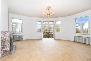 In het hart van een van de meest iconische adressen van Brussel bevindt zich dit prestigieuze appartement, gelegen in een prachtig art-decogebouw uit de jaren 30. Achter de elegante en tijdloze gevel onthult het gebouw gemeenschappelijke delen met een uitzonderlijk karakter, verfraaid met edele materialen, sierlijk smeedwerk en zorgvuldig bewaarde architecturale details. Een zeldzame woonomgeving die verfijning, authenticiteit en Brusselse charme perfect samenbrengt.<br /><br />Gelegen op de 3de verdieping biedt dit appartement een privatieve oppervlakte van ca. 237 m², aangevuld met twee terrassen van samen ca. 13 m². Meteen bij het binnenkomen vallen de royale volumes op, die het volledige karakter van de burgerlijke architectuur uit die periode weerspiegelen.<br /><br />De leefruimtes baden in het licht en bestaan uit prachtige salons in enfilade met mooie doorkijken, aangevuld met een elegante eetkamer. Het geheel charmeert door zijn verfijnde sfeer, harmonieuze verhoudingen en authentieke uitstraling.<br /><br />Het nachtgedeelte omvat drie mooie slaapkamers, waaronder een comfortabele master bedroom, evenals twee badkamers. De indeling is bijzonder vlot en zorgt voor een natuurlijke scheiding tussen de leefruimtes en de meer private vertrekken.<br /><br />Als extra beschikt het appartement over twee dienstkamers en een ruime kelder, een zeldzaam voordeel voor dit type eigendom. EPC: E+<br /><br />Een uitzonderlijk pand voor liefhebbers van architectuur, royale volumes en prestigieuze adressen.<br />
<p><span>3de verdieping links:</span></p>
<ul>
<li>Inkomhal van ± 20 m²</li>
<li>3 ontvangstruimtes van in totaal ± 85 m² - </li>
<li>Wasruimte</li>
<li>3 toiletten</li>
<li>2 badkamers</li>
<li>Keuken van ± 20 m²</li>
<li>Gesloten terras van ± 12 m²</li>
<li>Slaapkamer 1 van ± 17 m²</li>
<li>Slaapkamer 2 van ± 20 m²</li>
<li>Slaapkamer 3 van ± 17 m²</li>
</ul>
<br />Kelder nr. 10<br />Dienstkamers nr. 9 &amp; 33