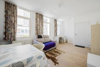 <strong>Dit instapklaar appartement biedt u de perfecte combinatie van bereikbaarheid, rust en natuur met het gezellige stadsleven! </strong><br /><br /><strong>LIGGING</strong><br /><br />Het appartement maakt deel uit van een karaktervol burgerhuis uit ca. 1890, dat in 2019 stijlvol werd gerenoveerd en opgesplitst in vijf kleinschalige wooneenheden zonder syndicus, wat resulteert in lage gemeenschappelijke kosten.<br /><br />Het appartement is gelegen in een rustige fietsstraat aan het water en nabij het bruisende stadscentrum.<br />Met een uitstekende <strong>Mobiscore van 9,1/10</strong> geniet u hier van een perfecte combinatie van bereikbaarheid, rust en natuur.<br />Achter het appartement bevindt zich het Wielewaalpark en op wandelafstand ligt het prachtige natuurreservaat Bourgoyen-Ossemeersen, ideaal voor ontspanning en recreatie.<br /><br /><strong>BESCHRIJVING</strong><br /><br />Gelegen op de eerste verdieping biedt dit moderne appartement een lichtrijke leefruimte met open keuken.<br />Dankzij de grote raampartijen en de gunstige oriëntatie geniet u van een aangename lichtinval en een ruimtelijk gevoel.<br /><br />Via de nachthal bereikt u de volwaardige slaapkamer en de badkamer.<br />Deze is uitgerust met een douche, wastafel met bijhorend badkamermeubel en een toilet.<br /><br /><strong>Deze eigendom gelegen nabij het historische centrum van Gent is ideaal als starterswoning, voor studerende kinderen of als investering. </strong><br /><strong>De combinatie van topligging, karakter en instapklaar comfort maakt dit een unieke opportuniteit.</strong><br /><br />Contacteer Kevin voor meer info en/of bezoek: <strong>0476 66 55 50<br /></strong>(Sommige beelden zijn referentiebeelden)<strong><br /></strong>