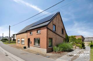 <strong>Immo Van Middelem vous propose cette maison à 3 façades entièrement rénovee située sur un beau terrain de +/- 5a25ca.</strong><br /><br />Bien que la structure de la maison date de 1949, le bien a fait l'objet d'une rénovation complète en 2023.<br />Grâce à ces investissements, la maison est en excellent état.<br />Elle dispose de 2 chambres spacieuses, ainsi que d’une annexe offrant la possibilité de créer une pièce supplémentaire ou d’aménager un logement indépendant. Dans le vaste jardin vous pourrez profiter d’un calme absolu.<br /><br />La Hellichtstraat a récemment été dotée de pistes cyclables entièrement rénovées et sécurisées. La maison est située à proximité des principaux axes routiers et des transports en commun.<br />Profitez, à quelques pas, des loisirs aquatiques et du calme au bord du célèbre lac de Rotselaar (« De Plas »), du Sportoase, ou partez à la découverte des sentiers de randonnée et des pistes cyclables pittoresques qui traversent le Wijngaardberg, avant de terminer par une délicieuse glace ou une gaufre.<br /><br />Côté culture musicale, vous pouvez vous rendre à pied au célèbre festival de Werchter.<br /><br />Si vous recherchez l’équilibre idéal entre calme, nature, détente et accessibilité, ne manquez pas de visiter cette maison.<br /><br />L’agencement est le suivant :<br />- REZ-DE-CHAUSSÉE : hall d’entrée, séjour (salon et salle à manger), salle de bains avec WC, cuisine équipée avec coin repas, veranda avec accès au jardin et à la terrasse, buanderie, pièce supplémentaire ou débarras.<br />- 1er ÉTAGE : couloir, 2 chambres<br />- GRENIER : petit grenier de rangement<br />- SOUS-SOL : cave +-12 m² (hauteur +-1,70 m)<br /><br />Chauffage central au gaz de ville. 8 panneaux solaires (3360 Wattpiek)<br />EPC : 389 kWh/m² - Classe D (UC : 0003879407).<br />Installation électrique NON CONFORME (petites modifications)<br />Ne pas sécurisé d'amiante. (petits travaux de désamiantage)<br />Libre à l’acte.