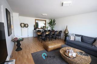 Op zoek naar een instapklaar, <strong>energiezuinig, 2 slaapkamer appartement</strong> op een <strong>centrale ligging</strong>? <br />Dan is dit een niet te missen opportuniteit!<br /><br />Dit appartement is gelegen op de <u>eerste verdieping</u> in een<u> rustige, kleinschalige residentie</u>, op wandelafstand van het station van Aalter.<br />Het appartement beschikt over een <strong>ruime, lichtrijke leefruimte,</strong> met aansluitend een functioneel <strong>ingerichte keuken (incl. vaatwasser)</strong>.<br />Vanuit de <strong>2 ruime slaapkamers</strong> heeft u toegang tot het <strong>zuidgerichte terras</strong> aan de achterzijde van de residentie.<br />De<strong> badkamer</strong> is uitgerust met lavabomeubel, bad met douchescherm en toilet. <br />Verder is er nog een afzonderlijk <strong>gastentoilet</strong> en in de inkomhal vindt u een ruime, ingebouwde vestiairekast.<br />Berging met aansluiting voor wasmachine en droogkast.<br />Een zee van ruimte dus en volledig instapklaar!<br /><br />U beschikt ook over een <strong>ruime garage</strong> aan de achterzijde van het gebouw en om het plaatje compleet te maken beschikt u ook nog over een <strong>privaat tuintje</strong> achter de residentie waar u in alle rust kan vertoeven!<br /><br />Met een <strong>EPC label B</strong>, hoeft u zich ook geen zorgen te maken over uw energiefactuur.<br />Gezien de residentie<u> niet over een lift</u> beschikt, is deze dus minder geschikt voor mensen met een beperkte mobiliteit.<br /><br />Het appartement is ideaal voor mensen die het openbaar vervoer willen gebruiken om naar het werk te gaan of voor mensen die op zoek zijn naar een centraal gelegen appartement, maar zonder de drukte van het centrum.<br /><br />Het appartement is beschikbaar vanaf 1/9/2026.<br />De<strong> provisie voor de gemeenschappelijke kosten </strong>bedraagt <strong>50€</strong>/maand, hierin zit ook het waterverbruik vervat.<br /><br />Interesse in dit appartement?<br />Neem contact op via Lindsay@regiovastgoed.be of via 0476/83.47.74 om een bezoek in te plannen!