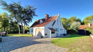 GEZELLIGE & EXCLUSIEVE GERENOVEERDE VILLA MET 4 SLAAPKAMERS GELEGEN IN DE PRACHTIGE WESTHOEKVERKAVELING OP 10 MINUTEN WANDELAFSTAND VAN HET STRAND...