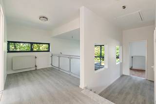 <p><strong>Ruime open bebouwing in Erps-Kwerps, gelegen in een groene omgeving nabij openbaar vervoer en belangrijke invalswegen.</strong><br /><br />Deze woning uit 1992 combineert ruimte, comfort en een praktische ligging in Vlaams-Brabant. Met maar liefst 5 slaapkamers en 2 badkamers biedt dit huis volop mogelijkheden voor grote gezinnen of wie extra werk- of hobbyruimte zoekt. De grote groene tuin vormt een aangename plek om te ontspannen, terwijl de parkeerplaats voor de deur zorgt voor extra gebruiksgemak. Dankzij EPC-label D geldt er bovendien geen renovatieverplichting, wat een belangrijke troef is voor wie zonder grote werken wil verhuizen. De ligging nabij scholen, het treinstation en verbindingswegen maakt het geheel extra aantrekkelijk.<br /><br /><u><strong>Belangrijkste ruimtes:</strong></u><br />• Ruime woonkamer met aangename lichtinval<br />• Living geschikt voor gezellige zit- en eetruimte<br />• Functionele keuken met praktische indeling<br />• Inkomhal met vlotte circulatie<br />• Berging met extra opslagmogelijkheden<br />• 5 volwaardige slaapkamers<br />• 2 badkamers voor extra comfort<br />• Afzonderlijke toiletten<br />• Grote groene tuin rond de woning<br /><br /><u><strong>Troeven:</strong></u><br />• EPC D dus geen renovatieverplichting<br />• Parkeerplaats voor de deur<br />• Grote groene tuin in rustige omgeving<br /><br />Meer informatie of een bezoek met Nicolas Geeraerts? Contacteer ons via +3223351115<br />JOUW DROOMHUIS. ZO GEVONDEN!</p>