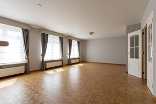 <div><div> <p>Ruim gelijkvloers appartement met grote tuin.</p><p>Dit ruime gelijkvloerse appartement heeft een woonoppervlakte van 117 m² en beschikt over een privatieve tuin van 210 m² met overdekt terras. Het appartement omvat een inkomhal met ingemaakte kasten en gastentoilet. De leefruimte van 38 m² is voorzien van een massieve parketvloer. De volledig geïnstalleerde leefkeuken beschikt over alle toestellen en sluit aan op een praktische berging/wasplaats. Er zijn twee ruime slaapkamers van 18 m² en 15 m². Beide slaapkamers zijn voorzien van ingemaakte kasten. De badkamer beschikt over een inloopdouche en dubbele wastafel. Rolluiken zijn aanwezig. Verder beschikt het appartement over een tuinhuis en een gedeelde garagebox. De maandelijkse provisie voor de algemene onkosten bedraagt € 50. Dit omvat een voorschot voor het privatieve waterverbruik en de elektriciteit van de gemene delen.</p></div> </div>