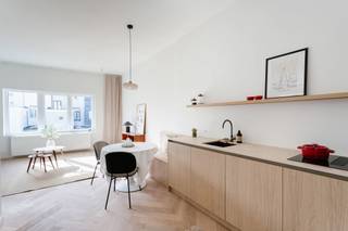 Appartement op de eerste verdieping te koop in een kleinschalig gebouw met slechts drie entiteiten, gelegen in de Braekeleerstraat 23 te...