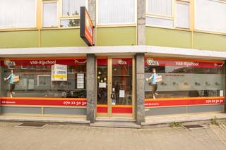 <strong>Centraal gelegen kantoor/handelspand van 100 m² met aparte vergaderruimte/magazijn en apart toilet achteraan. EPC label D.<br /><br /><em>Ligging: </em></strong>Centrum van Turnhout, op wandelafstand van de Grote Markt en met goede bereikbaarheid van de Ring<strong><br /><br /><em>Omschrijving: </em></strong>Centraal gelegen kantoor/handelspand van 100m² groot, met aparte vergaderruimte/magazijn en apart toilet achteraan. Doet momenteel dienst als rijschool. Voorzieningen zijn aanwezig, momenteel nog opgedeeld in verschillende delen (onthaal, open space, bureau, sanitair,...) maar het geheel is gemakkelijk naar eigen wens her in te richten.<br /><strong><br /></strong><span>EPC D-label, </span><span>Overstromingsrapport: Gebouwscore D, Perceelscore D (geen risico overstroming).<br /></span><strong><br /></strong>