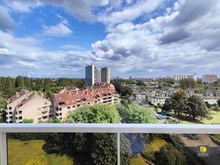 Modern en lichtrijk 2-slaapkamerappartement met prachtig zicht op Antwerpen!Dit moderne appartement bevindt zich op de 10e verdieping op Linkeroever...