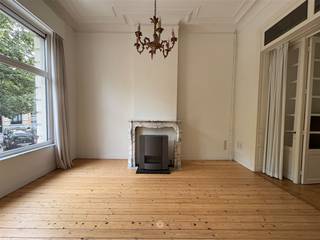 GENT - Koningin Astridlaan 6: Op zoek naar een karaktervol appartement met stadstuin te huur in Gent? Dan is dit pand mogelijks iets voor u. De...