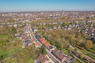 Op zoek naar een woning die u volledig naar eigen smaak kan vormgeven? Deze te moderniseren woning nabij de Vaart biedt u die unieke kans. Gelegen...