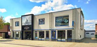 Deze handelswoning is gelegen op een absolute toplocatie met veel passage, perfect voor ondernemers die op zoek zijn naar zichtbaarheid én ruimte...