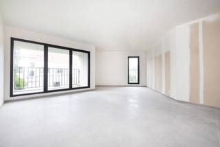 Perfect 74m² apartement with cosy 5m² terrace. Located in Evere in a small building with only 12 flats. Hanriot is a perfect Future Proof building to 2050 European standards. The flat has an INDIVIDUAL HEAT PUMP combined with FLOOR HEATING for a perfect ENERGY SCORE A-. Perfect for a smart investment (EUR 1,000/month) or for own occupation.<br />Sale subject to registration duties on land (12.5%) and VAT on constructions. Currently rented (rental contract until April 2026). Parking and cellar mandatory.<br />Visit now by appointment with our sales team!