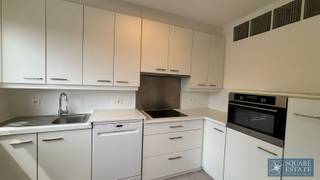 Square Estate presenteert u dit prachtige appartement met twee slaapkamers, gelegen in het hart van Merchtem in een klein appartementencomplex met...