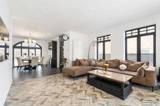 <p><span>Welkom bij deze prachtige woning in Beringen, een modern familiehuis dat comfort en stijl perfect combineert. </span></p><p><span>In een rustige en groene omgeving in Beverlo (Beringen) bevindt zich deze exclusieve moderne pastoriewoning in halfopen bebouwing, waar ruimte, elegantie en hedendaags wooncomfort samenkomen. Met een bewoonbare oppervlakte van 201 m² en gelegen op een uitzonderlijk perceel van ±13 are, biedt deze woning een unieke woonbeleving voor wie op zoek is naar luxe en kwaliteit.</span></p><p><span>Bij het betreden van de woning wordt u verwelkomd in een stijlvolle inkomhal met een op maat gemaakte vestiairekast en verfijnde grondspots, aangevuld met een apart gastentoilet met handenwasser. Deze elegante entree vormt de perfecte introductie tot het interieur dat zich verder in de woning ontvouwt.</span></p><p><span>De leefruimte vormt het kloppend hart van de woning en straalt ruimte, licht en warmte uit. Dankzij de open indeling vloeien de woonkamer, eetruimte en keuken harmonieus in elkaar over. De hoogwaardige keuken in modern eiken materiaal is uitgerust met alle hedendaagse toestellen zoals een combi-oven, inductiekookplaat, vaatwasser, koelkast en diepvriezer. Het centrale eiland met geïntegreerde eettafel vormt een sfeervolle ontmoetingsplek waar koken en samenzijn centraal staan.</span></p><p><span>Vanuit de keuken en eetruimte geniet u van een prachtig zicht op de tuin, terwijl de op maat gemaakte zwarte houten shutters in de eetkamer zorgen voor een stijlvolle en tijdloze afwerking.</span></p><p><span>Aansluitend bevindt zich een praktische berging/waskamer, voorzien van alle technische aansluitingen en een rechtstreekse toegang tot de tuin.</span></p><p><span>De centraal gelegen trappenhal brengt u naar de eerste verdieping waar luxe en comfort centraal staan. Hier bevindt zich een adembenemende badkamer in een warme moderne look, uitgerust met een dubbele wastafel, ronde verlichte ontwasemspiegel, tweede toilet, vrijstaand badmeubel en een ruime inloopdouche. Vanuit de badkamer loopt u door naar een stijlvolle dressing, die aansluit op de eerste slaapkamer met toegang tot een charmant dakterras.</span></p><p><span>De tweede verdieping biedt nog twee ruime slaapkamers en een tweede badkamer die naar eigen smaak kan worden afgewerkt, inclusief een derde toilet. Daarnaast is er een zolderruimte die perfect dienst kan doen als extra opslagruimte.</span></p><p><span>Ook op vlak van duurzaamheid en technologie scoort deze woning uitstekend. Zo beschikt ze over EPC-label A, gasverwarming, 18 zonnepanelen, conforme elektriciteit, een alarmsysteem en een voorbereiding voor een laadpaal. Sfeervolle buitenverlichting en ruime parkeergelegenheid met twee parkeerplaatsen voor de woning vervolledigen het geheel.</span></p><p><span>Deze woning combineert architecturale charme, moderne luxe en energiezuinigheid op een uitzonderlijke locatie. Een unieke opportuniteit voor wie stijlvol en comfortabel wil wonen in een groene omgeving met vlotte bereikbaarheid.</span></p><p><span> </span></p><p><span>Bent u benieuwd om deze prachtige woning te ontdekken? Contacteer ons vandaag voor het inplannen van uw bezichtiging op 0493 50 10 78.</span></p>