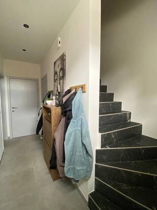 Deze mooie landelijke halfopen woning is op zoek naar een nieuwe bewoner. De woning is voorzien van alle comfort en is zeer energieneutraal.<br /><br />INDELING:<br />Gelijkvloers: <br />- Inkomhal <br />- Berging<br />- Gastentoilet <br />- Woonkamer <br />- Keuken uitgerust met kookvuur en afzuigkap, combioven, inbouwkoelkast en vaatwasmachine <br />- Berging/ achter inkom met aansluitingen voor wasmachine en droogkast<br /><br />Eerste verdieping: <br />- Nachthal <br />- Badkamer voorzien van dubbele lavabo en inloopdouche <br />- Slaapkamer 1 <br />- Slaapkamer 2 <br />- Slaapkamer 3 <br />- Toilet<br /><br />Tweede verdieping: <br />- Slaapkamer 4/ hobbyruimte/bureau/speelruimte <br />- Zolderberging/ technische ruimte<br /><br />Buiten is er een tuin met terras en een tuinberging voorzien.<br /><br />LIGGING:<br />- De woning is gelegen in een rustige buurt net buiten het centrum van Leopoldsburg.<br />- Winkels, scholen, horeca en openbaar vervoer (bus en trein) bevinden zich in de nabije omgeving. <br /><br />EXTRA TROEVEN:<br />- De woning is voorzien van zonnepanelen met thuisbatterij.<br />- De vloerverwarming wordt aangestuurd door een warmtepomp.<br />- De 3 slaapkamers op de eerste verdieping zijn voorzien van airco.<br />- Er is een ventilatiesysteem aanwezig.<br />- Verlichting is reeds voorzien in en buiten de woning.<br />- Er is een vaste trap voorzien om zich naar beide verdiepingen te verplaatsen. <br />- Buiten aan de oprit is er een laadpaal voorzien voor elektrische wagens.<br /><br />Zie jij jezelf hier al wonen?<br />Contacteer ons en we helpen je graag dichtblij verder.