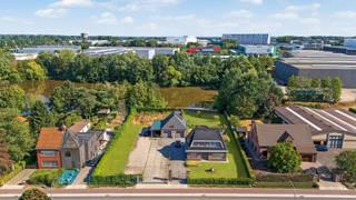 <p><span>Ruime gezinswoning met mooie tuin, magazijn en naastgelegen perceel bouwgrond (2.414m²)</span></p><p><span> </span></p><p><span>Dit betreft een unieke eigendom bestaande uit een instapklare woning, een opslag-/werkplaats van 120ml² + zolder en een naastgelegen perceel bouwgrond met veel mogelijkheden.</span></p><p><span>De woning is uitstekend gelegen vlakbij alle faciliteiten &amp; verbindingswegen en grenst achteraan tevens aan een natuurlijk waterbekken hetgeen zorgt voor een schitterende woonbeleving.</span></p><p><span>De aangename woonsfeer met veel lichtinval, de prima staat van onderhoud en de mooi aangelegde tuin zijn slechts enkele van de vele voordelen.</span></p><p><span> </span></p><p><span>INDELING</span></p><p><span><br />Exterieur:</span></p><p><span> </span></p><p><span>Totale straatbreedte van ca. 37m.</span></p><p><span>Oprit naar de woning &amp; opslagplaats afgesloten met automatische poort. </span></p><p><span>2e oprit, afgesloten met schuifpoort en dienst doende als extra parking (ook geschikt voor zwaardere vervoersmiddelen).</span></p><p><span>De 2e oprit en achterliggende grond = het perceel bouwgrond van de totaal eigendom.</span></p><p><span>Opslagplaats van ca. 120m² + zolder, geschikt voor diverse doeleinden zoals atelier, werkplaats,...</span></p><p><span>Mooi aangelegde tuin met terras en vijvertje.</span></p><p><span>Perceel achteraan grenzend aan mooi natuurlijk waterbekken.</span></p><p><span> </span></p><p><span>Interieur:</span></p><p><span> </span></p><p><span>Gelijkvloers: </span></p><p><span>Riante inkomhal.</span></p><p><span>Lichte woonkamer (41m²) met sierschouw.</span></p><p><span>Aparte keuken met plaats voor eettafel. </span></p><p><span>Sfeervolle veranda (35m²), grenzend aan zowel keuken als woonkamer en met veel interactie tot de tuin.</span></p><p><span>Berging, grenzend aan keuken en ook toegankelijk vanuit zij-inkom.</span></p><p><span>Apart toilet.</span></p><p><span> </span></p><p><span>1e verdieping:</span></p><p><span>3 slaapkamers.<br />4e slaapkamer/kinderkamer of bureau.</span></p><p><span>Badkamer met bad/douchecombinatie, lavabo en toilet.</span></p><p><span> </span></p><p><span>Zolder:</span></p><p><span>Ruime bergzolder.</span></p><p><span> </span></p><p><span>EXTRA</span></p><p><span>Unieke eigendom met zeer veel mogelijkheden.</span></p><p><span>Geschikt voor verschillende doeleinden.</span></p><p><span>Geafficheerde vraagprijs inclusief bouwgrond.</span></p><p><span>ALU ramen met dubbele beglazing.</span></p><p><span>Automatische rolluiken aanwezig.</span></p><p><span>Airconditioning aanwezig.</span></p><p><span>12 zonnepanelen.</span></p><p><span>CV via stookolie.</span></p><p><span> </span></p><p><span>In onberispelijke staat van onderhoud waardoor er geen dringende &amp; noodzakelijke aanpassingen nodig zijn.</span></p><p><span>Schitterende locatie zowel met het oog op wonen als uitoefening zelfstandig beroep. </span></p><p><span>Vlakbij alle faciliteiten.</span></p><p><span>Zeer vlotte mobiliteit.</span></p><p><span> </span></p><p><span>Absolute topper in zijn klasse, contacteer ons voor meer informatie of een bezoek.</span></p><p><span> </span></p><p><span>Wg - Vg - Gvv - Gvkr - Gdv</span></p><p><span> </span></p><p><span> </span></p><p><span> </span></p>
