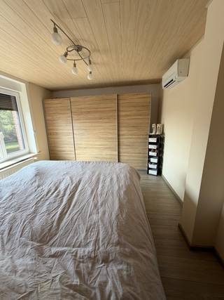 Ben jij op zoek naar een instapklare gezinswoning in het gezellige Rumbeke? Dan is dit misschien wel jouw nieuwe thuis!<br /><br />Achter deze gevel ontdek je een verrassend ruime woning met een lichtrijke leefruimte, een grote keuken waar kookliefhebbers zich helemaal kunnen uitleven, 4 slaapkamers en 2 badkamers.<br /><br />Buiten geniet je van een gezellige stadstuin waar je heerlijk kan ontspannen of vrienden uitnodigt voor een zomerse barbecue. Met een cocktail onder de palmboom waan je je even op vakantie. 🌴🍹<br /><br />Dankzij de gunstige ligging woon je vlak bij scholen, winkels, speelpleinen, het Frunpark en heb je een vlotte verbinding naar alle belangrijke invalswegen.<br /><br />✨ Troeven op een rij:<br />🛏️ 4 ruime slaapkamers<br />🛁 2 badkamers<br />🚽 2 toiletten<br />🍽️ Ruime keuken<br />☀️ Lichtrijke leefruimte<br />🌿 Gezellige stadstuin<br />🚗 Garage + extra was- en bergruimte<br />🚘 Veel parkeergelegenheid voor de deur<br />❄️ 2 airco's<br />🪟 Deels elektrische rolluiken/ramen (pas aan indien nodig)<br />⚡ Conforme elektriciteit<br />☀️ 10 zonnepanelen<br />🏠 Geen renovatieplicht (gunstig EPC)<br />📍 Topligging in Rumbeke, dichtbij scholen, winkels, Frunpark en invalswegen<br />💰 Richtprijs: € 298.000<br /><br />Paar ruimtes op foto te zien met AI bewerking dit om mee te geven wat je van de ruimtes zou kunnen maken met enkel een likje verf en kleine aanpassingen.<br /><br />📩 Interesse? Stuur gerust een privébericht of mail naar vanessa.duyck86@gmail.com om een bezoek in te plannen. Wie weet wordt dit binnenkort jouw droomhuis.<br />