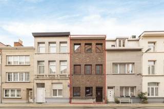 <p><span>Living in the city without sacrificing space? With four bedrooms, a spacious bathroom, a large open kitchen and a city courtyard, you have a surprising amount of space in this home. Convenient for the less mobile: the house has an elevator and is fully adapted for the disabled.</span></p><p><span>The well-kept brown facade at number 26 in Van Helmont Street, with its updated windows, is just a foreshadowing of what you can expect inside: an impressive living area of no less than 188 m². As soon as you step into the entrance hall, the high ceilings and the charming wooden staircase at the back immediately draw your attention. To the left is the cozy living space with authentic ornamental fireplace, where light floods in abundantly through three floor-to-ceiling windows. A large space that invites a makeover – a place where you will undoubtedly want to spend a lot of time.</span></p><p><span>City courtyard, XL bathroom and 4 bedrooms</span></p><p><span>The garden-side dining room, finished with tile, also blends nicely with the oak retro kitchen behind it. Although somewhat outdated, these spaces are bursting with potential. Thanks to their generous light and size, you can open them up perfectly into a modern living kitchen XL with a beautiful view of the city coo.<br />The current, well-maintained kitchen is fully tiled and equipped with a stove with oven, single sink, dishwasher and lots of cupboard space. At the back right you will find another separate toilet. Through the door in the kitchen you reach the city courtyard – an ideal place to have breakfast in the morning sun or aperitif in the evening.</span></p><p><span>The charming wooden staircase leads to the mezzanine, where the bathroom is located. This retro bathroom is fully tiled and totally back in fashion. It is equipped with a large bathtub, toilet and two standing sinks’s with mirrors – completely in style, in fresh retro green. Thanks to the large side window, you enjoy lots of light and natural ventilation here. On the second floor there are two spacious bedrooms, both with high ceilings and full surface. The room on the street side is exceptionally spacious and bright with its 22 m² thanks to the three large windows in front. The second room, on the garden side, has 16 m² and is also pleasantly bright.</span><span>.</span><span>..</span></p><p><span> </span></p><p><span>Close to Park Spoor Noord</span></p><p><span>This vibrant neighborhood near Park Spoor Noord has everything you are looking for. You do your daily shopping in one of the many local stores, for larger purchases you have an Aldi, Lidl and Albert Heijn around the corner. You can swim in the beautiful Art Deco pool in the Veldstraat. By public transport, bicycle or car, you can easily get anywhere in and outside the city. But maybe you don't even want to leave your own neighborhood? The sites of the former Stuivenberg Hospital and the Slachthuis are both being upgraded; the neighborhood will only become more popular in the coming years</span></p><p><span> </span></p><p><span>Advantages</span></p><p><span>EPC D ( no renovation requirement ); roof partially insulated; double high performance glazing; condensing boiler; spacious basement; city coock; asbestos safe</span></p><p><span> </span></p>