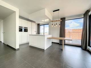 Pal op het marktplein van Oostnieuwkerke en op de bovenste verdieping van het gebouw, bevindt zich dit prachtig appartement!<br />Het appartement werd heel stijlvol afgewerkt en van een hoge afwerkingsgraad voorzien.<br />Via de inkomhal komt u in de zonnige leefruimte met grote raampartijen. De verschillende terrassen bevinden zich rondom het appartement en omvatten maar liefst ca 42m²!<br />De prachtige open keuken werd volledig uitgerust met een oven, microgolf, koelkast, diepvries, keramische kookplaten en vaatwas. Aansluitend aan de keuken bevindt zich de bergruimte.<br />Via de nachthall bereikt u 2 slaapkamers. Beide slaapkamers werden voorzien van ingemaakte kasten. De badkamer omvat een inloopdouche en lavabomeubel.<br /><br />Dankzij zijn ligging op de 3de verdieping van het gebouw, biedt dit appartement u mooie zichten!<br />Er is een lift aanwezig in het gebouw.<br /><br />Dit appartement werd volledig geschilderd en is voorzien van verlichting en gordijnen!<br />Tevens beschikt dit energiezuinig appartement over zonnepanelen en vloerverwarming. <br /><br />Achter het gebouw kunt u tevens gebruik maken van een carport!<br /><br />Syndic : 60,00 EUR/maand<br /><br />EPC E43 - score : 83,40kWh/m²