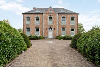 In een rustige straat, grenzend aan natuurgebied en aan de Kempense Golfclub, treffen we deze exclusieve villa met o.a. 3 slaapkamers, 3 badkamers...
