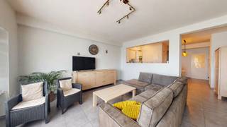 Instapklaar gelijkvloers appartement van ca. 75 m², uitstekend gelegen op de zeedijk van Heist, tussen het Vissersplein en het Heldenplein.<br />Het appartement beschikt over een ruime, lichtrijke woonkamer met halfopen keuken, een praktische berging, twee volwaardige slaapkamers en een badkamer uitgerust met douche, wastafel en toilet.<br />Daarnaast zijn er extra troeven zoals een afzonderlijke berging, een fietshaak en een zeer ruime private kelderruimte.