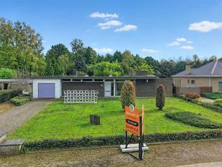 <p>Deze te renoveren karaktervolle woning in Tremelo valt op door haar unieke architectuur en retro-uitstraling. Grote raampartijen en houten plafonds geven de woning een eigen karakter.</p><p>Via de inkomhal met gastentoilet en ingebouwde kasten komen we in de ruime leefruimte, die plaats biedt voor een gezellige zithoek en eetplaats. De grote raampartijen zorgen voor een aangenaam zicht op de tuin. Aansluitend bevindt zich de keuken, voorzien van verschillende kasten en de nodige ruimte om te koken.Verder beschikt de woning over drie slaapkamers en een badkamer, elk met hun eigen indelingsmogelijkheden. De opbergruimte en inpandige garage bieden bijkomende opslagmogelijkheden.</p><p>Buiten bevindt zich een groene tuin met voldoende ruimte om een gezellige zithoek te creëren.</p><p>Ideaal voor wie op zoek is naar een gelijkvloerse woning met architecturaal karakter en mogelijkheden om deze volledig naar eigen smaak te renoveren.</p><p>50 m verder in de straat is er een mogelijkheid een mooie landbouwgrond van 36 are 80 bij aan te kopen!</p><p>EPC: 1.108 kWh/m² – Label F UC: 20261018-0003978804-RES-1</p><p>Interesse in deze unieke woning in Tremelo? Plan nu een bezoek.</p><p>Woongebied landelijk karakter en agrarisch gebied, Vergunning, Geen verkavelingsvergunning, Geen dagvaarding, Geen voorkooprecht.</p>