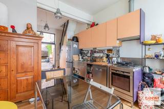 Deze op te frissen starterswoning is gelegen op wandelafstand van verschillende buurtwinkels, het openbaar vervoer, het station Gent Dampoort en het Coyendanspark.<br /><br />Bij het betreden van de woning komt u binnen in de lichtrijke keuken met eetplaats. Verder vindt u de leefruimte die toegang geeft tot de ruime stadskoer. Op de eerste verdieping bevinden zich de eerste slaapkamer en de badkamer met douche en ligbad. Op de tweede verdieping kan u de tweede ruime slaapkamer vinden met loft en een bergruimte.<br /><br />Wenst u deze woning te bezoeken? Stuur een contactverzoek via de website of via olivier@convas.be<br />