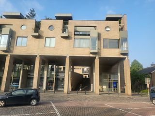 Halfopen duplex appartement rustig gelegen in centrum vlakbij park en winkels met lift, garageplaats, kelder en fietsstalling. Inkomhal met vestiaire en gastentoilet , lichtrijke eetkamer en living, gesloten keuken voorzien van alle toestellen en bergruimte voor was en droogmachine. .,Verdieping met 2 ruime slaapkamers . <br />Slaapkamers 1 met ensuite douchekamer en dressing. <br />Gang met toilet en met moderne badkamer bad en douche. <br />Slaapkamer 2 : ruime slaapkamer met zuidwest gericht terras( prachtig zicht). Elke ruimte is voorzien van vliegenramen .<br />