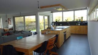Beschikbaar vanaf 1/8/2026. U bereikt deze alleenstaande woning via een 30 m lange privatieve oprit. Via de inkom met inbouwkasten, komt u in de ruime living met grote open keuken. De strakke houten open eilandkeuken is zeer volledig uitgerust. Naast de keuken bevindt zich een koele berging. Vanuit de inkom heeft u eveneens toegang tot het gastentoilet en de berging/wasplaats. <br />Op de eerste verdieping bevinden zich drie slaapkamers, alle voorzien van inbouwkasten en massief eiken parketvloer. De badkamer is uitgerust met ligbad, inloopdouche en dubbel lavabomeubel. Het open mezanine-bureau biedt een subliem uitzicht over de achterliggende weiden. Rondom de woning ligt de tuin met een ruim terras. U beschikt tevens over een dubbele open garage. De woning is volledig geïsoleerd, heeft een gunstige EPC-waarde en wordt verwarmd met CV op stookolie. Er is vloerverwarming op het gelijkvloers. In de zithoek bevindt zich ook een houtkachel. De woning heeft een regenwaterput (voor buitenkraantje, 2 WC’s en wasmachine). <br />Voor meer info en/of bezichtiging, schrijf u in via deze link: https://LTC.mijnhuurprofiel.be/property/5da74107-e5c2-468c-a175-ab2ac38fbea4 .