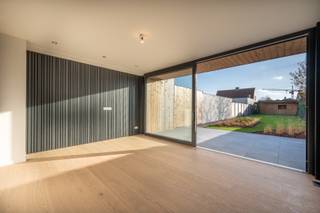 Volledig gerenoveerde en energiezuinige woning met prachtige diepe tuin. <br />Indeling: inkomhal met vestiaire. Glazen smeedijzeren deur die uitgeeft op de knappe leefkeuken voorzien van alle toestellen. Eetplaats en zeer zonnig salon uitgevend op het terras en tuin met prachtige diepte. Bergruimte. <br />Op het verdiep: 3 ruime en lichtrijke slaapkamers telkens voor een dubbel bed, mooi afgewerkte badkamer voorzien van een vrijstaand ligbad en inloopdouche. Afzonderlijk toilet op de nachthal. <br />Achteraan de tuin vindt zich een praktisch bijgebouw voor het stallen van de fietsen en tuinmateriaal (bereikbaar via een rechtstreekse doorgang naar de tuin) in combinatie met een overdekte barbecue ruimte. <br />Bezoek van deze instapklare woning aangeraden en steeds mogelijk op afspraak.