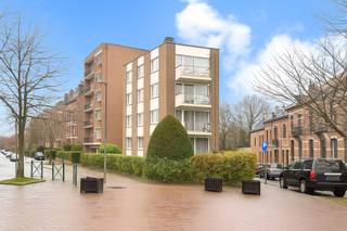 À Forest, dans une rue paisible et verdoyante à deux pas du Parc du Bempt, ce généreux studio au rez-de-chaussée (± 50m²) offre une parenthèse...