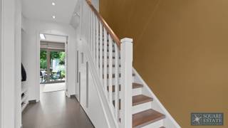 <p><span>Square Estate vous présente cette superbe maison 3 façades idéalement située dans un clos résidentiel calme à Wemmel. Cette construction récente séduit par ses beaux volumes, sa luminosité et ses nombreuses possibilités d'aménagement. Elle bénéficie également d'une situation privilégiée à proximité immédiate des écoles, des commerces, des transports en commun ainsi que du centre de Wemmel et de sa célèbre place du Markt, réputée pour son agréable marché dominical. </span></p><p><span>La maison se compose au rez-de-chaussée d'un hall d'entrée, d'un bureau pouvant également être utilisé comme chambre, cet espace offre également la possibilité d'y exercer une profession libérale ou d'y aménager un espace de travail indépendant ainsi que d'une buanderie. </span></p><p><span>Au premier étage, vous découvrirez un vaste espace de vie lumineux comprenant un salon, une salle à manger, une cuisine équipée avec son garde-manger ainsi qu'une toilette séparée. Cet étage bénéficie également d'une agréable terrasse permettant de profiter pleinement de l'extérieur. </span></p><p><span>Le deuxième étage comprend un hall de nuit, trois chambres à coucher dont une avec dressing, une salle de bain ainsi qu'une toilette séparée. </span></p><p><span>Au dernier niveau, vous trouverez une quatrième chambre, une salle de douche, un hall de nuit ainsi qu'un espace de rangement actuellement utilisé comme grenier, offrant la possibilité d'aménager une chambre supplémentaire selon vos besoins.</span></p><p><span>À l'extérieur, cette propriété dispose d'un beau jardin avec terrasse, idéal pour profiter des beaux jours.</span></p><p><span>Parmi ses nombreux atouts, cette maison bénéficie d'une construction récente ne nécessitant aucun travaux, d'une excellente performance énergétique avec un PEB B pouvant être amélioré jusqu'à un PEB A grâce à l'installation de panneaux solaires, ainsi que de nombreuses possibilités d'aménagement permettant de s'adapter à tous les projets de vie.</span></p><p><span>Pour plus d'informations ou planifiez une visite, veuillez-nous contacter au 02/460.42.01 ou à <span>info@square-estate.be</span></span><span> </span></p>