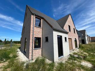 Nieuwbouwwoning in pastorijstijl, gelegen in een rustige straat met vlotte verbinding naar E17 en omliggende gemeenten. Perceeloppervlakte van 481m² en een bewoonbare oppervlakte van 217m².<br /><br />Statige, halfopen woning met op het gelijkvloers een inkom, wc, lichtrijke living met open keuken en inpandige garage + wasplaats/berging.<br />Op de eerste verdieping: badkamer (inloopdouche, dubbele wastafel en ligbad), 3 slaapkamers, apart toilet en extra berging. Zolder toegankelijk via vaste trap met mogelijkheid tot het creëren van een 4de slaapkamer + berging.<br />Inbegrepen: aangelegde voortuin met oprit.<br /><br />Duurzame & kwalitatieve materialen: <br />- Ventilatie: Type C<br />- Onderhoudsvriendelijke lucht/water warmtepomp met vloerverwarming op het gelijkvloers en ventilo-convectoren op de verdieping.<br /><br />Zeer goed geïsoleerde woning voorzien van alle comfort!<br /><br />Wenst u een bezoekje?<br />Graag een mailtje naar tom@immoroba.be