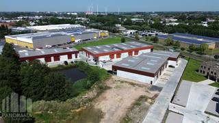 Op zoek naar een bedrijfsruimte waarin u meteen kan starten? Bedrijvenpark "Stuyf" biedt 32 instapklare KMO-units te koop, met oppervlaktes van 170 m² tot 240 m², samenvoegbaar tot 1.145 m².<br /><br />Door volgend <strong>afwerkingspakket </strong>kan u meteen aan de slag:<br />- 4 lichtpunten<br />- sectionale poort<br />- waterkraan<br />- keuring water &amp; elektriciteit<br />- 2 stopcontacten<br /><br />De bedrijfsruimtes (brandklasse B) hebben een vrije hoogte van +/- 6 m en zijn opgebouwd uit een staalconstructie in combinatie met een betonplint en geïsoleerde sandwichpanelen. De loodsen zijn toegankelijk via een automatische sectionale poort met aparte toegangsdeur en glaspartij. Elke unit is uitgerust met een lichtstraat voor extra natuurlijke lichtinval.<br />Deze duurzame bedrijfsgebouwen zijn geschikt voor zowel opslag als productie en bieden een ideale omgeving om te ondernemen. Per magazijn zijn minstens twee privatieve parkeerplaatsen voorzien.<br />Strategisch gelegen langs de Stuivenbergstraat, met vlotte verbinding naar de E403 – een uitstekende uitvalsbasis voor de hele regio.<br /><br /><strong>Onmiddellijk beschikbaar</strong>.<br /><br />Contacteer <strong>PANORAMA B2B</strong> voor bijkomende (technische) inlichtingen, plannen of een vrijblijvend plaatsbezoek <strong>050 300 800</strong>.