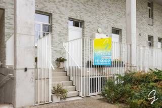 <p><strong>Ligging</strong></p>
<p><strong>Hoogwaardig wonen op een toplocatie nabij Dok Noord in Gent.</strong></p>
<p>Deze stijlvolle woning bevindt zich nabij <strong>Dok Noord</strong>, een van de meest dynamische en gegeerde locaties van Gent. Hier combineert u comfortabel en rustig wonen met alle troeven van de stad binnen handbereik. Winkels, horeca, openbaar vervoer en tal van voorzieningen bevinden zich in de onmiddellijke omgeving, terwijl het historische centrum van Gent vlot bereikbaar is.</p>
<p>De woning maakt deel uit van een hedendaags woonproject en biedt, naast een hoogwaardige private woonomgeving, toegang tot diverse <strong>gemeenschappelijke faciliteiten</strong>. Bewoners kunnen, indien gewenst, gebruikmaken van onder meer een atelier, wasplaats, groentetuin, dakterras en een uitgerust werkatelier met materialen.</p>
<p><strong>Beschrijving</strong></p>
<p>Deze <strong>hoogwaardig afgewerkte woning met 3 slaapkamers, multifunctioneel bureau en 2 terrassen</strong> onderscheidt zich door haar doordachte indeling, luxueuze afwerking en aangename buitenruimtes.</p>
<p>Op het <strong>gelijkvloers</strong> betreedt u de woning via de inkomhal met afzonderlijk toilet. Hier bevindt zich een eerste volwaardige slaapkamer, volledig ingericht met inbouwkasten en een geïntegreerd bureau. Dankzij deze inrichting kan de ruimte in een handomdraai worden omgevormd tot een comfortabele <strong>thuiswerkplek of multifunctionele ruimte</strong>.</p>
<p>Verder vindt u op deze verdieping de eetruimte met een <strong>volledig en luxueus geïntegreerde keuken</strong>. Vanuit deze leefruimte heeft u rechtstreeks toegang tot het ruime en gunstig georiënteerde terras.</p>
<p>De <strong>eerste verdieping</strong> omvat twee bijkomende slaapkamers, een afzonderlijk toilet, een berging en een volledig uitgeruste badkamer. De ruime woonkamer vormt hier een aangename tweede leefzone en sluit aan op het tweede, eveneens goed georiënteerde terras.</p>
<p>Ook aan praktische mobiliteit werd gedacht: bij de woning horen maar liefst <strong>vijf ondergrondse fietsplaatsen</strong>.</p>
<p>Een bijzondere woonst voor wie op zoek is naar <strong>hoogwaardig wonen in Gent</strong>, met drie slaapkamers, thuiswerkmogelijkheden, twee terrassen en uitzonderlijke extra voorzieningen, op een schitterende locatie nabij <strong>Dok Noord</strong>.</p>
<p>Voor meer informatie of een bezoek, contacteer <strong>Gwen Moerman: 0480 641 641</strong></p>