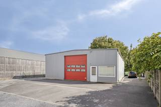 Deze goed onderhouden magazijn op een perceel van 469 m², biedt een praktische combinatie van opslag- en werkruimte en is geschikt voor diverse professionele activiteiten. De eigendom beschikt over een ruime opslagruimte, een aparte bureauruimte en een toilet.<br /><br />Het magazijn is vlot toegankelijk via een elektrische toegangspoort, waardoor ook een camionette gemakkelijk naar binnen kan rijden. Daarnaast beschikt het perceel over extra buitenruimte, wat zorgt voor een comfortabele toegang en voldoende manoeuvreerruimte.<br /><br /><strong>Ligging</strong>: De eigendom bevindt zich langs de Gitsestraat 358 in Roeselare, op een strategische en goed bereikbare locatie. De ligging combineert een vlotte bereikbaarheid met de nabijheid van het stadscentrum. Via de omliggende verbindingswegen is er een goede aansluiting richting de R32 en de N32/Brugsesteenweg, waardoor ook de belangrijkste invalswegen en omliggende gemeenten vlot bereikbaar zijn.<br /><br />Een interessante locatie voor zelfstandigen, ondernemers of bedrijven die op zoek zijn naar een praktische opslag- of werkruimte met bureaumogelijkheid, zonder zich ver van het stadscentrum en de belangrijkste verbindingswegen te vestigen.<br /><br /><strong>Troeven:</strong> 
<ul>
	<li>Perceel van 469 m²</li>
	<li>Zeer centrale ligging in Roeselare</li>
	<li>Ruime opslag-/werkruimte</li>
	<li>Elektrische toegangspoort</li>
	<li>Isolatie aanwezig</li>
	<li>Elektriciteit en water aanwezig</li>
	<li>Geschikt voor diverse professionele doeleinden</li>
</ul>
Een veelzijdige en centraal gelegen magazijn met de nodige voorzieningen en buitenruimte, ideaal voor wie opslag, werkruimte en kantoorfunctie op één locatie wil combineren.<br /><br />Bij interesse, aarzel niet ons te contacteren voor meer informatie of een plaatsbezoek op 051/201.400 of info@dicasa.be.