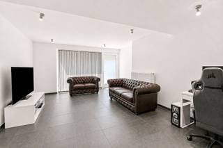 Recent gelijkvloers appartement pal in het centrum van Gistel op wandelafstand van alle winkels, scholen, horeca en openbaar vervoer. Het appartement bestaat uit een ruime lichtrijke living (38 m²) met aanpalende ingerichte keuken, 2 ruime slaapkamers, badkamer met inloopdouche en berging. Tevens is er een ruime private kelderberging van maar liefst 39 m² inbegrepen! Ideaal appartement voor wie ruim in het centrum van Gistel wenst te wonen! <br />Vrij vanaf 01/08/2026 - Huurprijs: €800 + €45 syndicuskosten - EPC: 168 kWh/m² - UC: 1499070 - Ref. MI24945