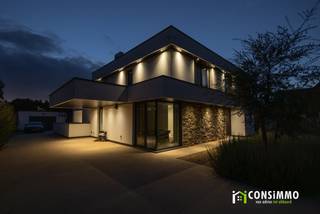 Deze <strong>exclusieve, moderne villa</strong> combineert een verfijnde architectuur met een bijzonder hoog niveau van wooncomfort en energiezuinigheid. Met een vloeroppervlakte van maar liefst <strong>248 m²</strong>, een royaal perceel van <strong>18a 11ca</strong> en een uitzonderlijk <strong>EPC-label A met een energiescore van slechts 5 kWh/m² per jaar</strong>, werd hier duidelijk gekozen voor ruimte, kwaliteit en duurzaamheid. De hoogwaardige afwerking, maatwerkkasten en doordachte indeling trekken die lijn doorheen de volledige woning.<br /><br /><strong>Indeling</strong><br />De royale inkomhal met <strong>indrukwekkende vide</strong> zet meteen de toon. Ingebouwde vestiairekasten zorgen voor een strakke afwerking en via een stijlvolle stalen deur bereikt u de lichtrijke leefruimte. In de living treffen we ook een gezellige doorkijkhaard, met zicht op de keuken. Verder treffen we een bijkomend hoekje dat zich uitstekend leent als bureau, lees- of speelhoek. Op het gelijkvloers bevindt zich tevens een afzonderlijk bureau en gastentoilet.<br />Aansluitend vinden we de eetkamer en de hoogwaardig afgewerkte keuken, uitgevoerd in kwalitatieve materialen en voorzien van alle moderne inbouwtoestellen. De aangrenzende berging met maatwerkkasten biedt volop praktische opslagruimte.<br /><br />Op de verdieping bevinden zich <strong>drie ruime slaapkamers</strong>. De masterbedroom beschikt over een eigen dressing, terwijl de twee overige slaapkamers uitgerust zijn met inbouwkasten. Iedere slaapkamer beschikt bovendien over een eigen <strong>airco-warmtepomp voor zowel koeling als verwarming</strong>.<br />Ook de badkamer sluit perfect aan bij het luxueuze karakter van de woning en werd hoogwaardig afgewerkt met een ruime inloopdouche, ligbad, dubbele lavabo en toilet. Een afzonderlijke linnenkamer met maatwerkkasten en aansluitingen voor wasmachine en droogkast vervolledigt deze verdieping.<br /><br />De functionele kelder biedt nog heel wat bijkomende mogelijkheden en kan worden ingericht als <strong>fitnessruimte, hobbykamer, speelruimte of extra opslagruimte</strong>. Dankzij de afzonderlijke toegang langs buiten is deze ruimte bovendien bijzonder praktisch, wat het ook geschikt maakt om het in te richten als <strong>kantoor </strong>of <strong>praktijkruimte</strong>.<br /><br />Vanuit zowel de leefruimte als de keuken bereikt u het <strong>overdekte terras en de bijzonder ruime tuin</strong>. Achteraan bevindt zich een garage met bijkomende opslagruimte. Aan de voorzijde biedt de royale oprit met een architecturale <strong>zwevende carport</strong> plaats aan meerdere wagens en bezoekers. Het perceel wordt afgesloten met een hoogwaardig afgewerkte, automatisch bedienbare poort.<br /><br /><strong>Technische informatie</strong><br />Ook energetisch bevindt deze villa zich op een uitzonderlijk niveau. Met een <strong>EPC-label A en een energiescore van amper 5 kWh/m² per jaar</strong> benadert de woning een bijna-energieneutraal niveau. De woning is doorgedreven geïsoleerd, bovenop de geldende vereisten, en wordt verwarmd via vloerverwarming op aardgas. Daarnaast zijn er <strong>24 zonnepanelen met een totaal piekvermogen van circa 8 kWp</strong>, gecombineerd met een thuisbatterij. Een ventilatiesysteem type D zorgt voor een continue en gecontroleerde luchtverversing. De aluminium ramen met superisolerende beglazing dragen verder bij aan het uitstekende wooncomfort.<br /><br /><strong>Buurtinformatie</strong><br />De villa bevindt zich in een <strong>residentiële omgeving van Genk waar rust, ruimte en dagelijks comfort mooi samenkomen</strong>. Op wandelafstand vindt u onder meer openbaar vervoer en een kleuter- en basisschool, terwijl supermarkten, bakkers, apotheken, medische voorzieningen en andere dagelijkse faciliteiten vlot bereikbaar zijn. Ook het <strong>Ziekenhuis Oost-Limburg</strong> bevindt zich in de nabije omgeving en <strong>Genk-Centrum ligt op amper vijf minuten rijden</strong>.<br />Wie graag in het groen vertoeft, vindt met onder meer <strong>Kattevennen</strong> en de omliggende natuur tal van mogelijkheden om te wandelen, sporten en ontspannen. De ruime, groene omgeving is bovendien bijzonder aangenaam voor gezinnen en dierenliefhebbers. Tegelijk wordt er verder geïnvesteerd in de omgeving, wat bijdraagt aan de verdere kwalitatieve ontwikkeling van de buurt.<br /><br />Een villa voor wie geen keuze wil maken tussen <strong>architectuur, ruimte, luxe en uitzonderlijke energiezuinigheid</strong>.<br />Bent u op zoek naar een <strong>exclusieve villa met een hoogwaardige afwerking, een riante tuin en uitzonderlijke energetische prestaties</strong>? Contacteer ons via <strong>089 69 30 01</strong> of <strong>info@consimmo.be</strong> voor meer informatie of een bezoek ter plaatse. <strong>Bekijk ook de virtuele tour op onze website </strong><strong>www.consimmo.be</strong><strong>.</strong>