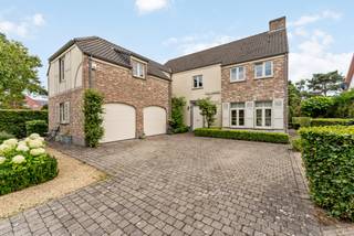 Prachtige villa met 6 slaapkamers op een mooi perceel van 1.329 m². Op het gelijkvloers ruime leefruimte met eetkamer, salon, ingerichte keuken...