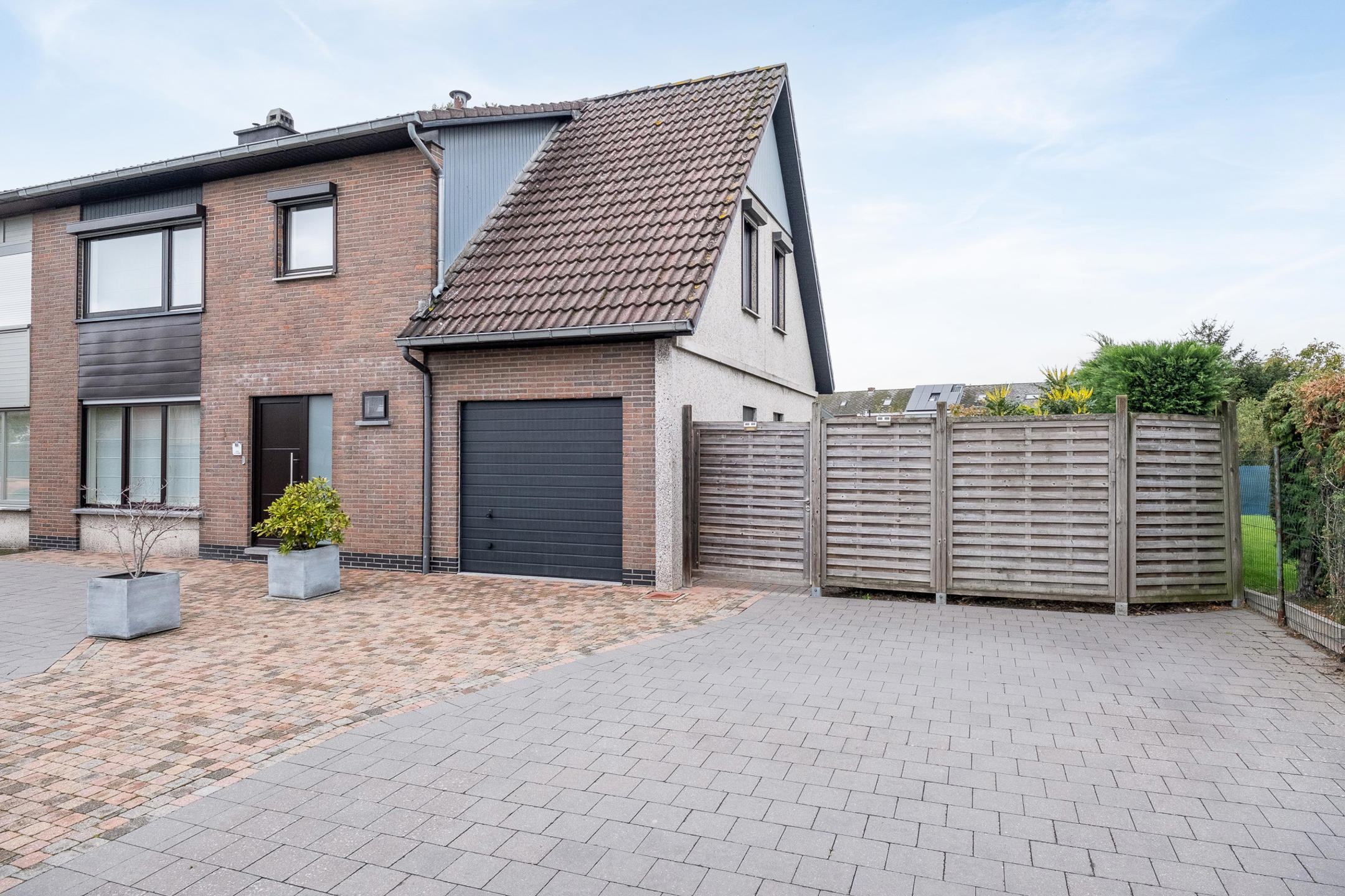 Halfopen bebouwing met aangename tuin en garage - foto 3