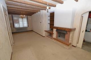 Oostende-Mariakerke, rustige gelegen te renoveren ruim woonhuis met grote zonnige tuin (zuid-west gericht). <br /><br />Indeling:<br /><br />Inkomhall, kelder, woonkamer, veranda, garage, keuken, 2 badkamers, 2 toiletten, 4 slaapkamers, extra zolderuimte (vaste trap), zonnige ruime tuin met terras, oprit voor twee auto's.