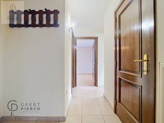 Graag bezoeken wij samen met jullie dit instapklare gelijkvloers appartement op een leuke locatie in Landen.<br />De vlotte bereikbaarheid hier en het comfortabel wonen komen hier perfect samen. Landen staat namelijk bekend om haar combinatie van groen, voorzieningen , mobiliteit en vooral de snelle verbinding met de E40. Bovendien bevinden de winkels, scholen, ontspanningsmogelijkheden zich meteen in de directe omgeving.<br />Met een bewoonbare oppervlakte van 122 vierkante meter is dit absoluut een aangenaam en praktisch appartement. Het appartement, gebouwd in 2003, bevindt zich in een kleine appartementsblok. Een syndicus is er niet.<br />Het appartement heeft ook nog een bijzondere troef. De enorme tuin, waar je vooral kan geniet van het licht, de rust. Het is zuiders gericht. De tuin is in de zomer de perfecte plek om te barbeque boven te halen.<br />Het appartement beschikt over een ruime vestiaire, badkamer, toilet, 2 slaapkamers, een grote keuken, wasplaats. De leefruimte geeft je een topuitzicht over het volledige perceel.<br />Parkeergelegenheid genoeg. Achteraan kan je vrij parkeren, maar dit kan ook in een gesloten parkeerbox.<br />Hebben wij uw interesse kunnen opwekken voor een bezoekje? Aarzel dan zeker niet en neem contact op via het nummer 011/361919 of via onze site info@pierco.be<br />