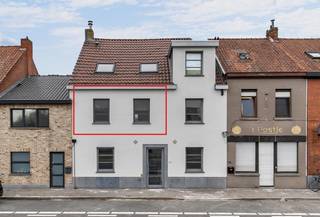 <p>Binnenin verwelkomt een lichtrijke woonkamer met een open, uitgeruste keuken.</p><p>De keuken is voorzien van alle nodige apparatuur, waaronder inductie kookplaat, oven, dampkap, koelkast en vaatwasser.</p><p>Verder beschikt het appartement over een slaapkamer, een bureauruimte/dressing en een badkamer met douche en toilet.</p><p></p><p>De grote troef is ongetwijfeld het ruime terras waar het heerlijk vertoeven is in alle rust en privacy.</p><p>Het appartement werd recent gerenoveerd met aandacht voor comfort en energiezuinigheid, waardoor het instapklaar is.</p><p></p><p>De ligging is uitstekend: op wandelafstand van het centrum van Deinze, met winkels, scholen en openbaar vervoer in de onmiddellijke nabijheid. </p><p>Dankzij de vlotte verbinding met de E17 en de N35 bereik je moeiteloos steden als Gent, Waregem en Kortrijk.</p><p>Dankzij de combinatie van een gunstige ligging en een private buitenruimte is dit appartement ideaal voor wie op zoek is naar een aangename woonst nabij het centrum van Deinze.</p><p></p><p>Syndic: € 20,00</p><p>Alle meubels zijn overneembaar!</p>
