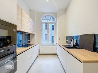 OPGELET: om dit pand te huren of bezichtigen vragen wij steeds eerst een virtueel bezoek te brengen aan het pand. Ga hiervoor naar www.rosseel.be en vul de referentie S331CP in het veld ‘zoek’ bovenaan rechts. Kies dan ‘360°’. De website helpt je nu verder voor de volgende stappen.<br /><br />Deze rijwoning beschikt op het gelijkvloers over een ingerichte keuken met toestellen, een lichtrijke leefruimte, een apart toilet en een tuin. Op de eerste verdieping bevinden zich 2 slaapkamers. De tweede verdieping telt nog een badkamer en een slaapkamer, waarvan één met een trap die toegang geeft tot de zolderkamer . Deze woning is onmiddellijk beschikbaar. EGW apart.