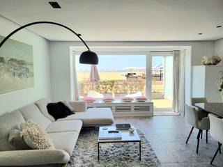Prachtig <u><strong>gerenoveerd 3 slaapkamer appartement</strong></u> op de Zeedijk van Oostduinkerke te koop.<br />Dit modern appartement is <u><strong>centraal gelegen op de Zeedijk van Oostduinkerke</strong></u> en werd volledig gerenoveerd met de <u><strong>meest hoogwaardige materiale</strong>n</u> en biedt u alle comfort om zorgeloos te genieten van uw verblijf aan zee <br /><br />Het appartement omvat:<br />Inkom voorzien van inmaakkasten, volledig op maat gemaakte keuken voorzien van Miele toestellen, ruime woonkamer die uitgeeft op het ruime afgesloten terras vooraan waar u kunt genieten van de avondzon en het prachtig <u><strong>open zicht op zee en strand</strong></u> (de ramen aan de woonkamer zijn van het type spiegelglas om uw privacy te garanderen), badkamer met inloopdouche, apart toilet, 2 slaapkamers voorzien van inmaakkasten die allebei uitgeven op het zonneterras achteraan voorzien van zonneluifel, een derde slaapkamer met uitklapbaar bed en ingemaakte kasten voorzien van wasmachine en droogkast en een heel ruime kelderberging.<br /><br />Het appartement wordt u <strong><u>inclusief de hedendaagse meubels en inboedel</u></strong> aangeboden<br />Eveneens hebt u de <u><strong>mogelijkheid tot aankoop van 2 garageboxen</strong></u> (onder Zeedijk en Ijslandplein).