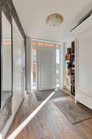 Ben je op zoek naar een woning die wonen, zorgen en/of werken moeiteloos combineert? Dan is deze charmante halfopen bebouwing met volledig...