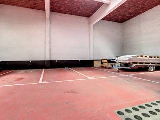 Deze autostaanplaats te koop bevindt zich in een residentieel gebouw met een automatische poort met afstandsbediening.Afmetingen: 2m35 x...